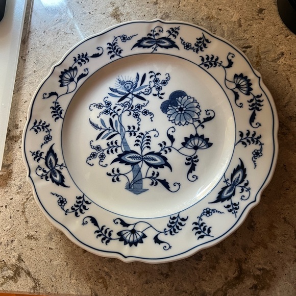 Vintage 14" Blue Danube oval Platter EUC. Plus 2 dinner plates. - Picture 6 of 7